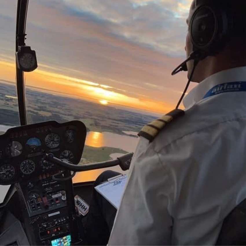 Helikoptertur i solnedgang over København