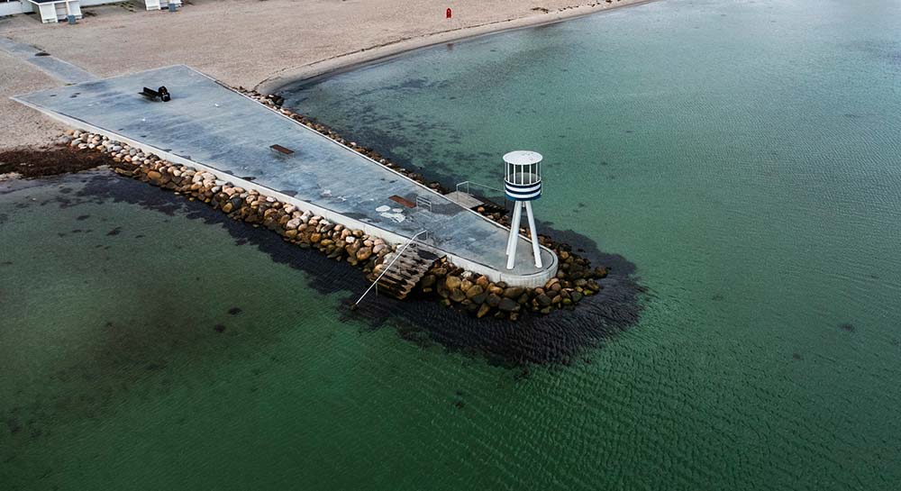 Vand og livreddertårn på Bellevue Strand