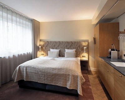 Hypernym Hotel & Suites
