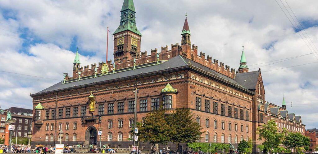 Københavns Rådhus set fra Rådhuspladsen med tårnet i baggrunden