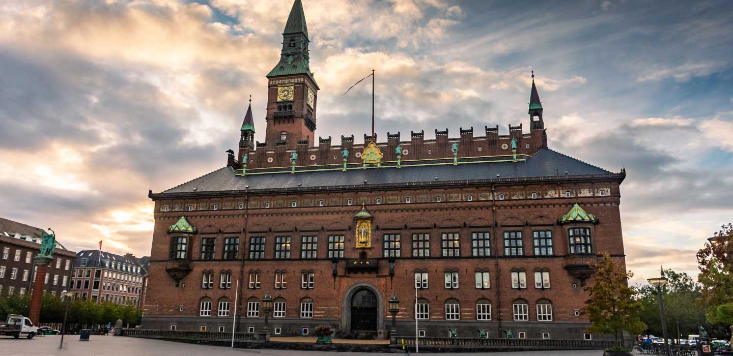 Københavns Rådhus set fra Rådhuspladsen med tårnet i baggrunden