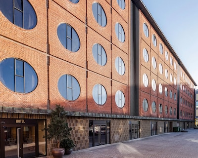 Hotel Ottilia med murstensfacade og runde vinduer i København