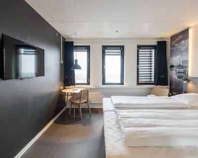 Zleep Hotel Ishøj værelse med to senge, bord og tv.